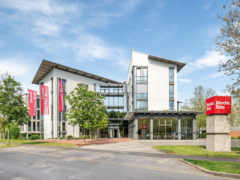 Frontansicht Riedelbau Firmengebäude